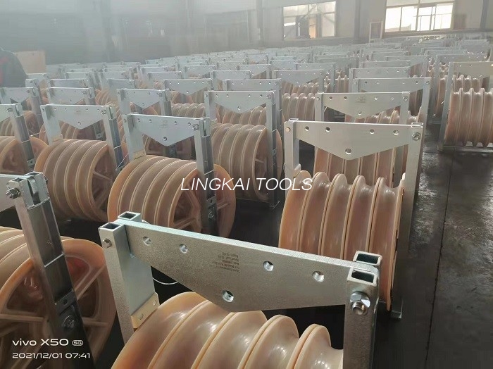 508 X 75 ມມ Three Sheaves Transmission Line Mc Nylon Conductor Stringing Pilot Block